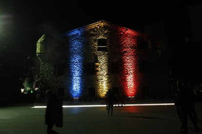 Casa de la Vall amb els colors de la bandera pel 30è aniversari de la Constitució