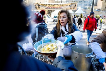 La plaça de la Germandat es va omplir de ciutadans que volien degustar l'àpat.