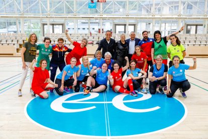 Les participants al partit amistós al Prat del Roure.