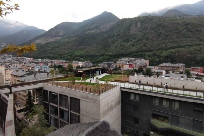 La passarel·la amb accés a la plaça del Poble i a l'avinguda Meritxell des de Prat de la Creu