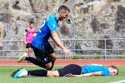 Un moment del partit a l'Estadi Joan Samarra, ahir.