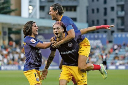 Álex Calvo i Bover feliciten el trigolejador de la tarda, Manu Nieto, ahir contra el Cartagena.