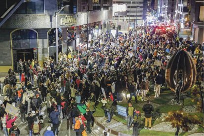 Una multitud de persones en la concentració a la plaça de la Rotonda, ahir.