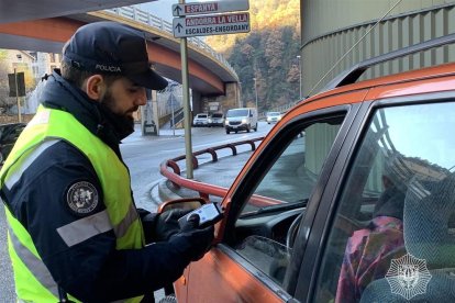 Un policia fent un control d'alcoholèmia