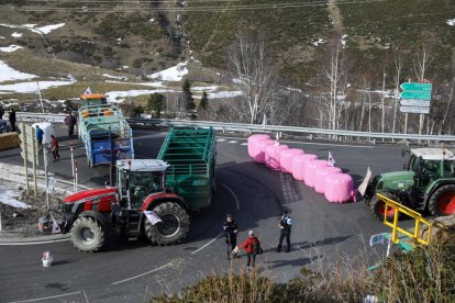 Barricada de bales de palla a la cruïlla de la Croïsade