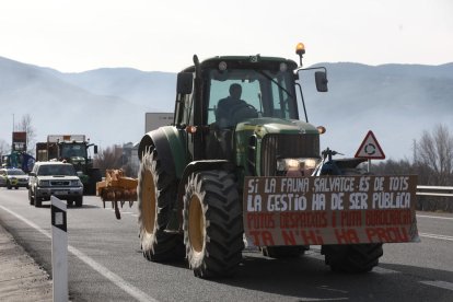 Tractor amb una pancarta de protesta a l'N-145