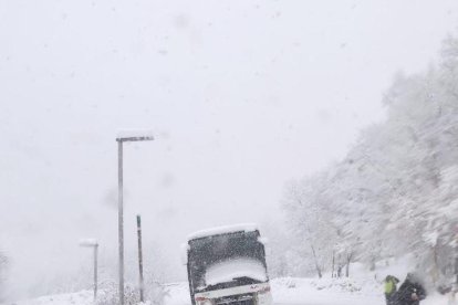 Un camió aturat a l'alçada del Serrat