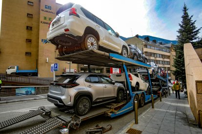 Un camió transportant vehicles.