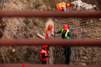 Obrers de la construcció sanejant el terreny.