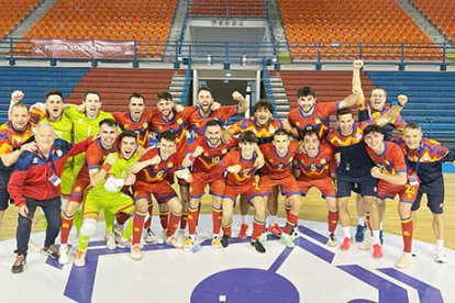 Els jugadors de la selecció celebrant la victòria.