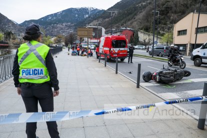 Membres del SUM, metges i tècnic sanitaris estabilitzen un accidentat en moto a l'alçada de la rotonda de l'estació autobusos
Foto: Fernando Galindo