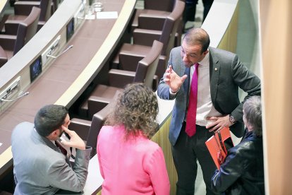 Jordi Torres amb els consellers socialdemòcrates.