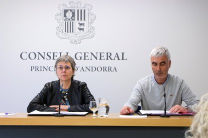 Susanna Vela i Marc Magallon de la Comissió en roda de premsa