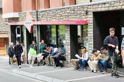 Gent esperant al servei d’Immigració.