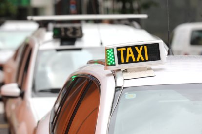 Taxis estacionats en una parada.