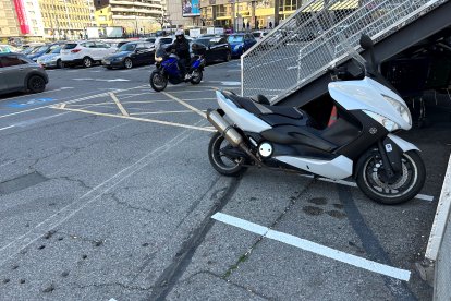 Les places de moto afegides al pàrquing comunal del Parc Central.