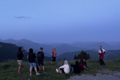 Un grup a punt per observar les estrelles.