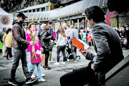 Gent gaudint de Sant Jordi