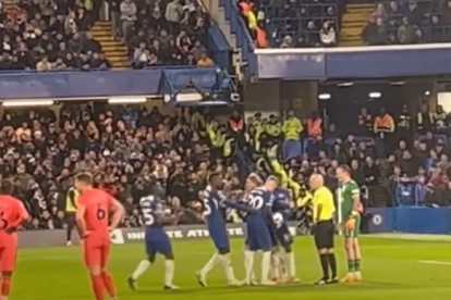 Els jugadors del Chelsea lluitant per la pilota del penal