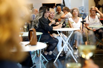 Padrins fent un tastet de vins al Saló de la Gent Gran d’Escaldes.