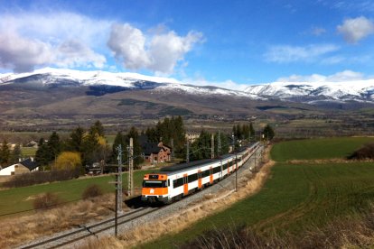 Un tren de rodalies travessant la Cerdanya.