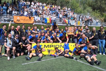 Els jugadors del VPC celebrant el títol.