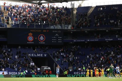 Els jugadors saludant l’afició un cop acabat el partit disputat al camp de l’Espanyol.