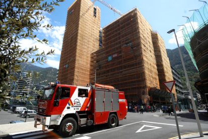 Un camió de bombers a prop de les torres.