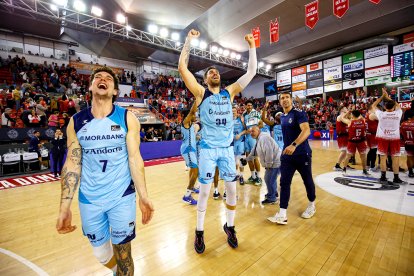 Rubio i Maric celebrant el triomf a Manresa.