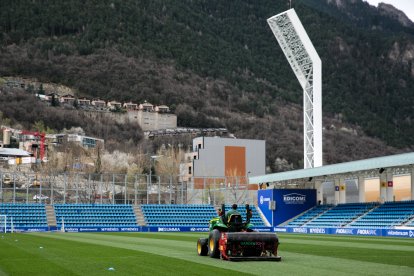 Una màquina treballant la gespa de l’estadi Nacional.