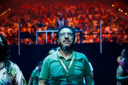 Betim Budzaku assisteix a l’assaig general d’una edició passada del Cirque du Soleil.