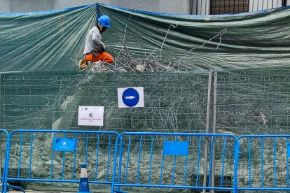 Un obrer de la construcció treballant.