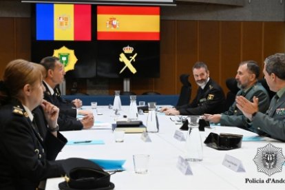 Un moment de la trobada entre representants de la policia i de la guàrdia civil