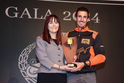 La ministra Mònica Bonell amb el pilot Marc Font.