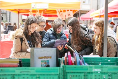 Adolescents a la Fira de Sant Jordi d'Escaldes