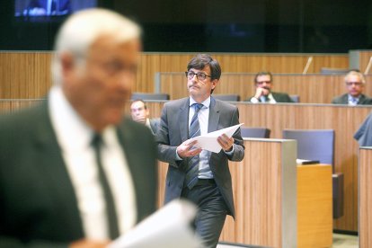 Jordi Cinca s'adreça a la tribuna del Consell per defensar el text, 24 abril 2014