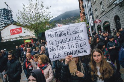 Manifestants ensenyant un cartell de protesta a la mobilització d’ahir.