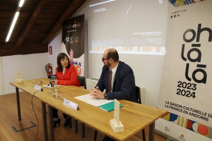 La consellera de Cultura d'Ordino, Mònica Armengol i l'agregat de premsa i encarregat d'Afers Culturals de l'ambaixada francesa, Jerome Vinolas en la presentació