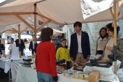 Visitants i el cònsol major a la fira, ahir.
