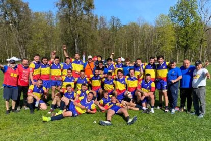 La selecció va celebrar el triomf a la gespa.