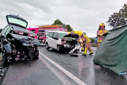 Els dos vehicles sinistrats a causa del greu impacte.