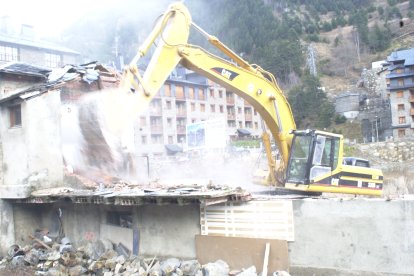 Una excavadora fent treballs en un solar.