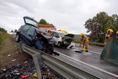 Els dos cotxes accidentats diumenge a la C-14.