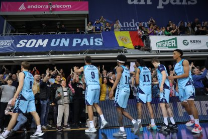 Els jugadors del MoraBanc celebrant la permanència amb els aficionats.