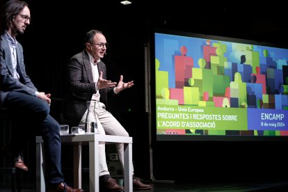 Landry Riba i Xavier Espot en un moment de la reunió de poble a Encamp sobre l’acord d’associació amb la UE.