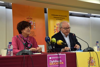 La consellera d’Educació amb l’ambaixador espanyol, ahir.