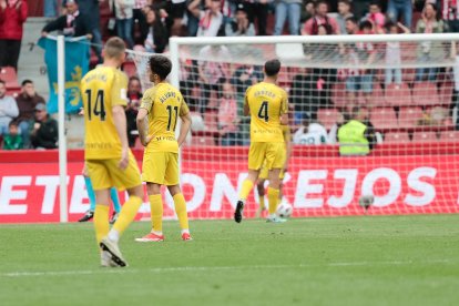 Sergio Molina, Álvaro Martín i Pastor, després d’un gol ahir al Molinón.