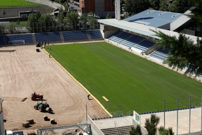 Instal·lació de la gespa natural a l’Estadi Nacional.