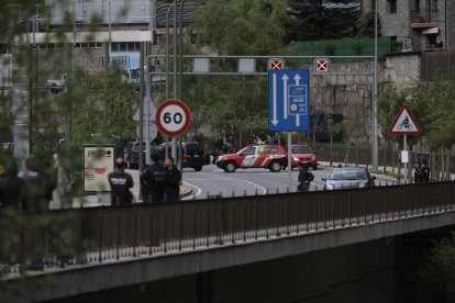 Els cossos d'emergència en el punt on es va trobar el cos