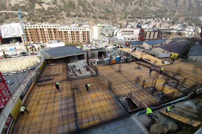 Treballadors de la construcció aixecant un bloc de pisos.